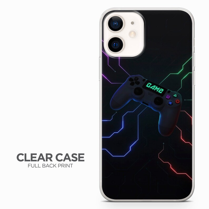 Op de afbeelding: Een transparante telefoonhoes met een full back print van een videogamecontroller op een zwarte achtergrond met neonblauwe, groene en rode circuitboardlijnen. De controller heeft het woord "GAME" erop.