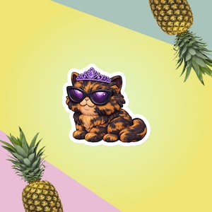 Puede incluir: Una pegatina con un gato de dibujos animados con pelaje naranja y negro, que lleva una tiara de joyas moradas y gafas de sol. La pegatina está sobre un fondo amarillo y rosa con piñas.