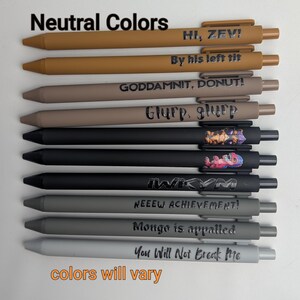 Puede incluir: Un juego de diez bol&iacute;grafos retr&aacute;ctiles en varios tonos neutros, incluyendo marr&oacute;n claro, beige, negro y gris. Cada bol&iacute;grafo presenta texto o gr&aacute;ficos impresos &uacute;nicos, como HI, ZEV!, By his left tit, GODDAMNIT, DONUT!, Glurp, glurp, IWIKYM, NEEEW ACHIEVEMENT!, Mongo is appalled y You Will Not Break Me.