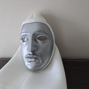 Diseño de máscara impresa en 3D de alta definición con una sudadera con capucha hecha a medida.