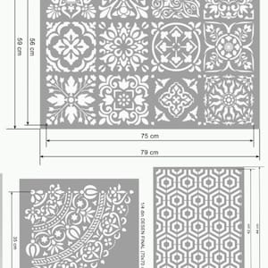 Può includere: Un set di stencil con vari motivi decorativi. Lo stencil più grande misura 79 cm di larghezza e 59 cm di altezza, con una griglia di disegni floreali e geometrici. Altri stencil includono motivi angolari e ripetuti.