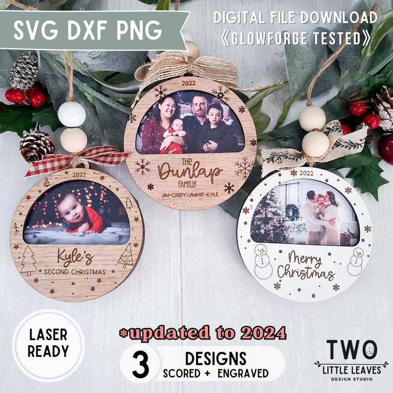 K&ouml;nnte beinhalten: Drei Holz-Weihnachtsbaumschmuck-Designs mit Fotorahmen. Die Ornamente sind mit Schneeflocken und dem Text "Kyle's Second Christmas", "The Dunlap Family Jim-Cindy Jimmie-Kyle" und "Merry Christmas" verziert.