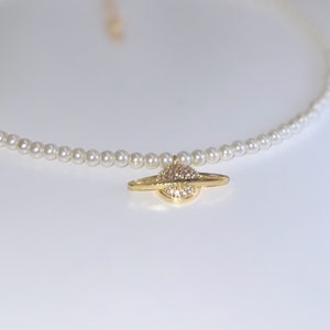 Vivienne Westwood inspirierte vergoldete Saturn Orb Planeten Glasperle Perlen Choker • Glänzender vergoldeter CZ Micro Pave Planet Anhänger