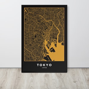 Może przedstawiać: Czarno-złoty wydruk mapy Tokio w Japonii. Mapa przedstawia ulice i drogi wodne miasta. Tekst "TOKYO" i "JAPONIA" jest wydrukowany pod mapą.