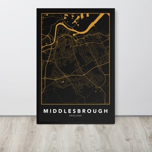 Könnte beinhalten: Ein Schwarz-Gold-Kartenprint von Middlesbrough, England. Die Karte zeigt die Straßen und Wasserwege der Stadt in Gold vor schwarzem Hintergrund. Der Name der Stadt und "England" sind unten auf dem Druck in Gold gedruckt.
