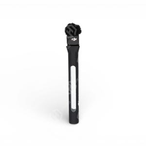 Op de afbeelding: Een zwarte DJI-microfoonzender met een compacte rechthoekige behuizing, een verticale uitsparing en een pluizig zwart windscherm aan de bovenkant. Het apparaat heeft een gladde matte afwerking en het witte DJI-logo op de voorzijde gedrukt.