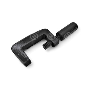 Könnte beinhalten: Eine schwarze Kunststoffklemme mit einem Griff. Die Klemme ist dazu bestimmt, Gegenstände zusammenzuhalten.