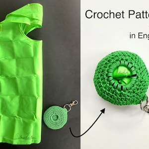 Può includere: Borsa della spesa riutilizzabile verde brillante e dispenser per sacchetti all'uncinetto abbinato con clip portachiavi. La borsa all'uncinetto ha un design circolare. Il testo "Crochet Pattern only in English" è visibile.