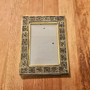 Moldura vintage decorativa em madeira dourada com parte traseira em cavalete 7,5 x 5,5