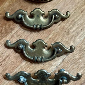 Juego de 4 tiradores de cajón de latón vintage