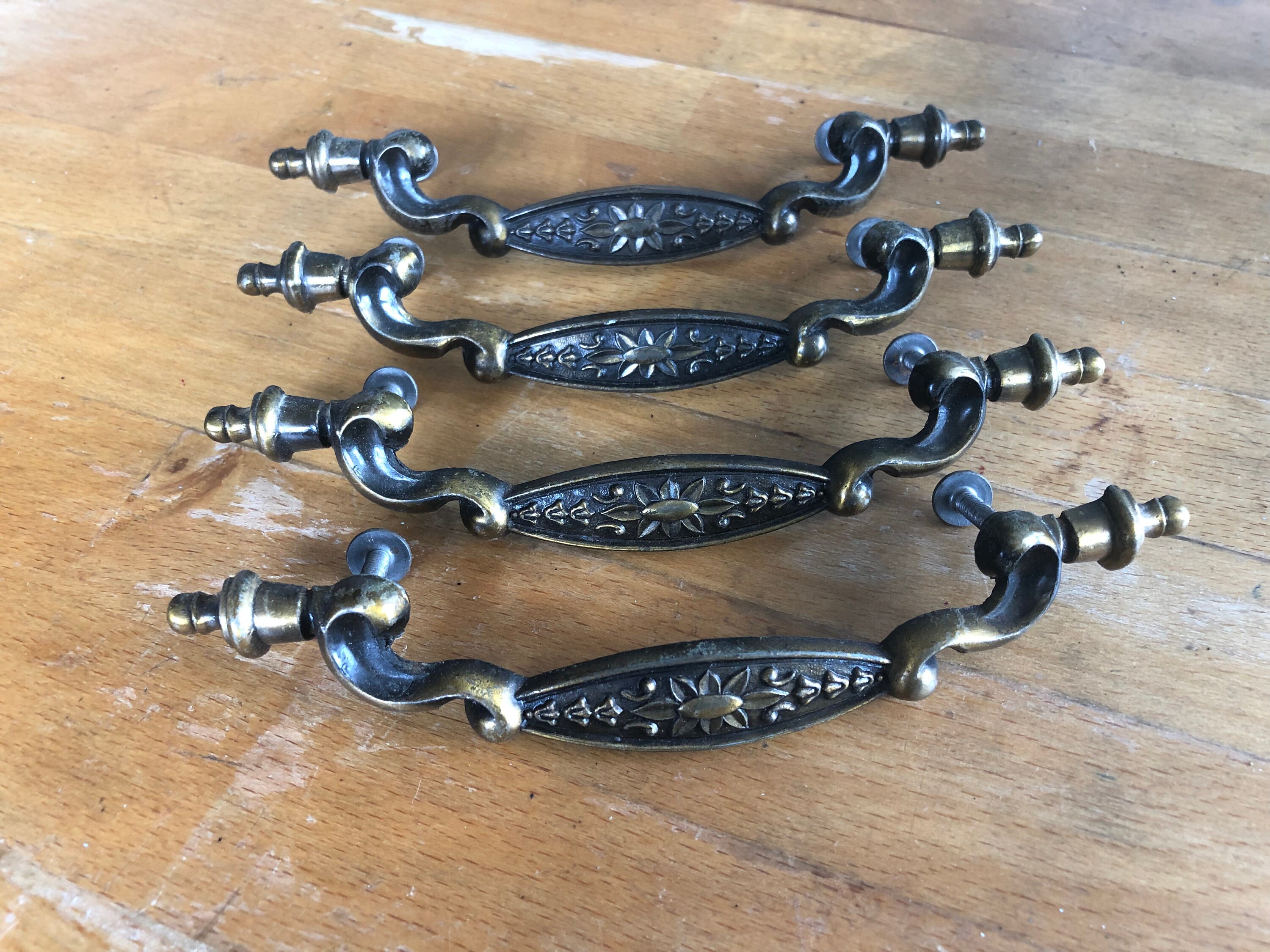 Lot De 4 Poignées De Tiroirs Anciennes – Style Industriel, Finition Métallique, Sans Marque