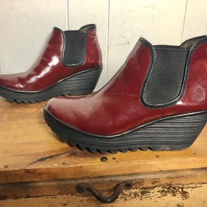 Vintage burgundy red faux patent leather wedges ankle slip on boots London Fog Size EU 41