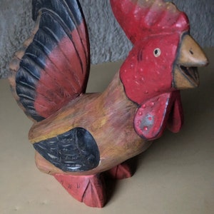 Vintage ręcznie rzeźbiona sztuka ludowa drewniana statua koguta rustykalna dekoracja kabiny wiejskiego domu