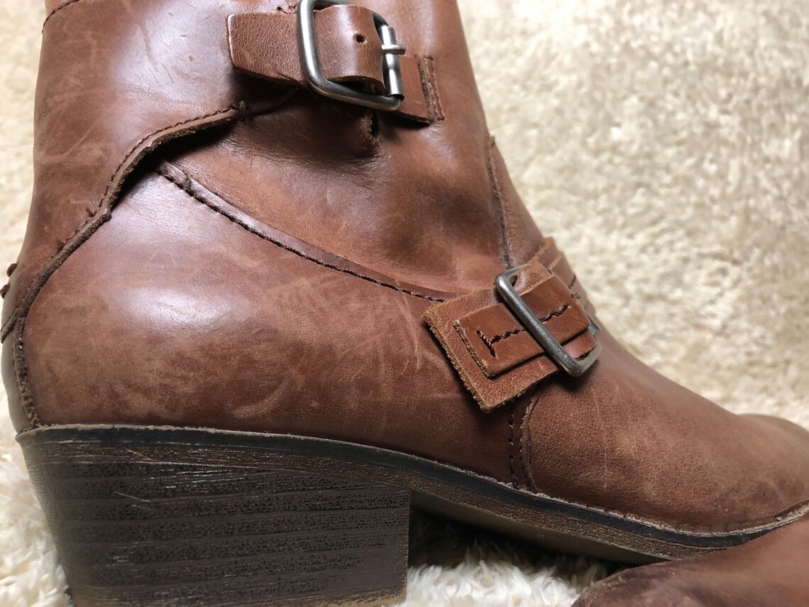 Western cowboy cowgirl brown leather ankle boots booties with buckles / two adjustable straps / size US 8 Kenneth Cole brand, Foto 3 von 5