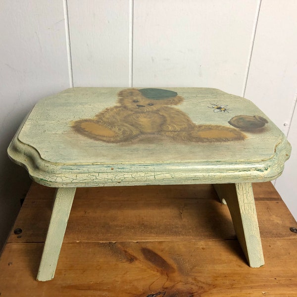 Petit tabouret vintage en bois de construction solide avec effet de finition de peinture craquelée et joli décor d'image de peinture d'ours en peluche sur la chaise basse supérieure