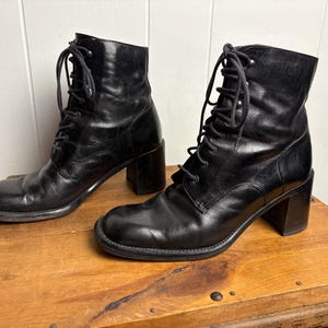 Vintage black leather lace up witchy ankle boots size US 7.5 EU 37 made in Italy