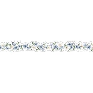 Può includere: Una striscia decorativa orizzontale con un motivo ripetuto ad acquerello di piccoli fiori blu e color crema con foglie verdi. Il design presenta un bordo irregolare fustellato che segue i contorni della composizione floreale.