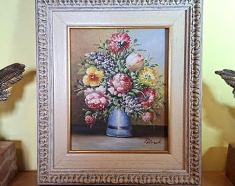 Signiertes Stillleben mit Blumenvase aus den 1970er Jahren – Öl auf Leinwand, 32 x 37 cm – Spanien
