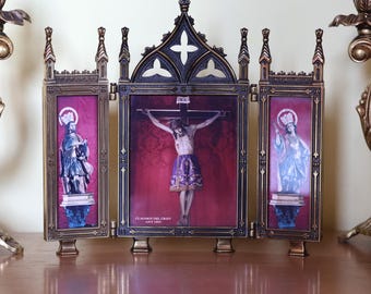 Antikes religiöses Ikonen-Triptychon aus massiver Bronze. Sakrale Kunst im gotischen Stil. SELTEN. 22 x 21 cm. Gewicht: 1,0 kg.