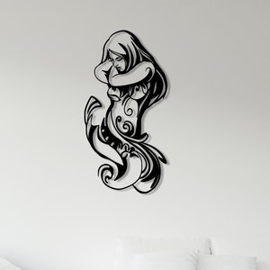 Può includere: Arte da parete in metallo nero con una donna stilizzata con capelli fluenti e motivi floreali. L'opera d'arte è montata su una parete bianca sopra un divano bianco e due tavolini da caffè in legno.