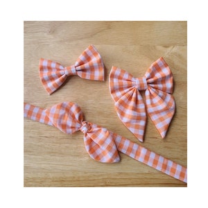 Peut inclure: Trois nœuds papillon en vichy orange et blanc. L'un est un petit nœud papillon, l'autre est un nœud papillon plus grand et le dernier est un nœud papillon long.