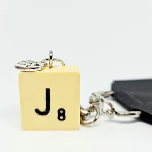 Chaveiro de azulejo vintage Scrabble® feito à mão - Letra J