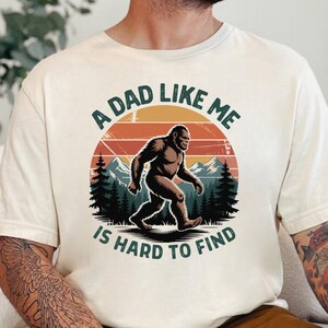 Retro Bigfoot Dad Shirt,A Dad Like Me Shirt,Funny Fathers Day Shirt,Dad Squatch Shirt,Best Dad Shirt,New Dad Shirt,Dad Hiking,Cool Dad Gift