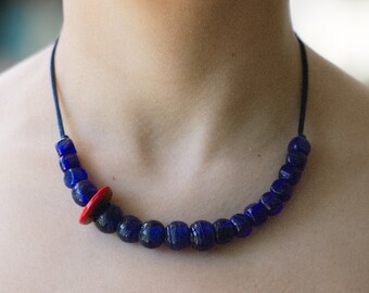 Collier en perles de verre tendance touche de rouge | Ras de cou réglable bleu et rouge | D'accord