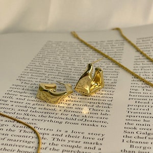 18K Gold Plated Thick Huggie Hoop Earrings, Unique Abstract vintage Gold Hoop earrings, Minimalist Gold Huggie Earrings, Gift for Her