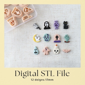Op de afbeelding: Een verzameling van 12 kleine Halloween-bedels waaronder een hakmes, spook, schedel, kat en grafsteen, samen met bijpassende plastic uitsteekvormpjes in een bakje. De tekst Digital STL File 12 deigns 17mm is onderaan zichtbaar.