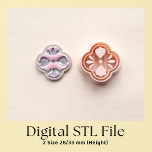 Op de afbeelding: Een digitaal STL-bestand voor een klavervormige uitsteker en een bijpassende stempel. De uitsteker is licht perzikkleurig, terwijl de stempel een roze en zilveren afwerking heeft met een bloemmotief. De tekst Digital STL File 2 Size 28/33 mm (Height) is zichtbaar.