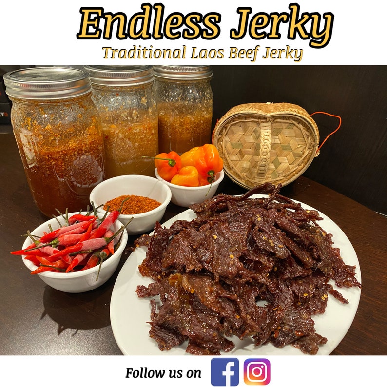 Puede incluir: Un plato de carne seca de res de color marr&oacute;n oscuro sobre un fondo blanco. Tres frascos de vidrio llenos de un l&iacute;quido rojo y un taz&oacute;n de chiles rojos est&aacute;n en el fondo. El texto "Endless Jerky" y "Traditional Laos Beef Jerky" est&aacute; en la parte superior de la imagen.