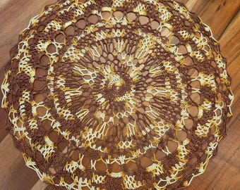 Tapete de encaje de ganchillo hecho a mano de 37 cm, centro de mesa marrón y dorado, arte textil bohemio chic.