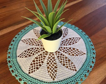 Tapete de encaje de ganchillo bicolor, centro de mesa bohemio en verde azulado y blanco, regalo artesanal para inauguración de casa.