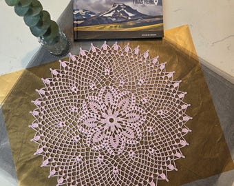 手作りかぎ針編みのローズドイリー：12インチの花のセンターピース