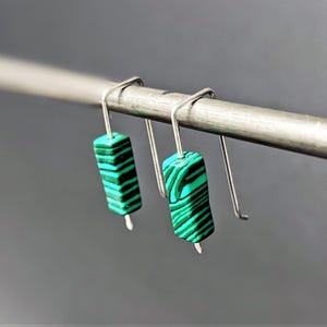 Handgemaakte oorbellen van malachietsteen: 14k gold filled of sterlingzilver