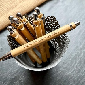 Tongue In Peach Lustiger Kugelschreiber – „Dieser Stift Erhält Mehr Action Als Ich“ – Witziges Bürogeschenk