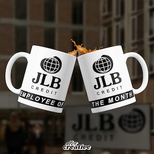 Könnte beinhalten: Zwei weiße Keramikbecher mit dem Text "JLB CREDIT" und einem Globus-Logo. Auf einem Becher steht "EMPLOYEE OF THE MONTH" und auf dem anderen "THE MONTH". Beide Becher haben einen Flüssigkeitsspritzer.