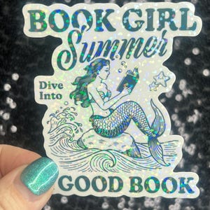 Może przedstawiać: Holograficzna naklejka z syreną czytającą książkę, z napisami "BOOK GIRL Summer" i "Dive Into GOOD BOOK". Syrena ma długie włosy i rybi ogon. Naklejka ma kolorystykę w odcieniach turkusu i srebra.