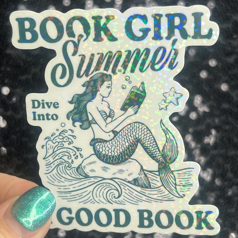 Może przedstawiać: Holograficzna naklejka z syreną czytającą książkę. Tekst brzmi "BOOK GIRL Summer GOOD BOOK" w kolorze turkusowym. Syrena siedzi na skale, z falami i gwiazdami. Fraza "Dive Into" jest r&oacute;wnież zawarta.