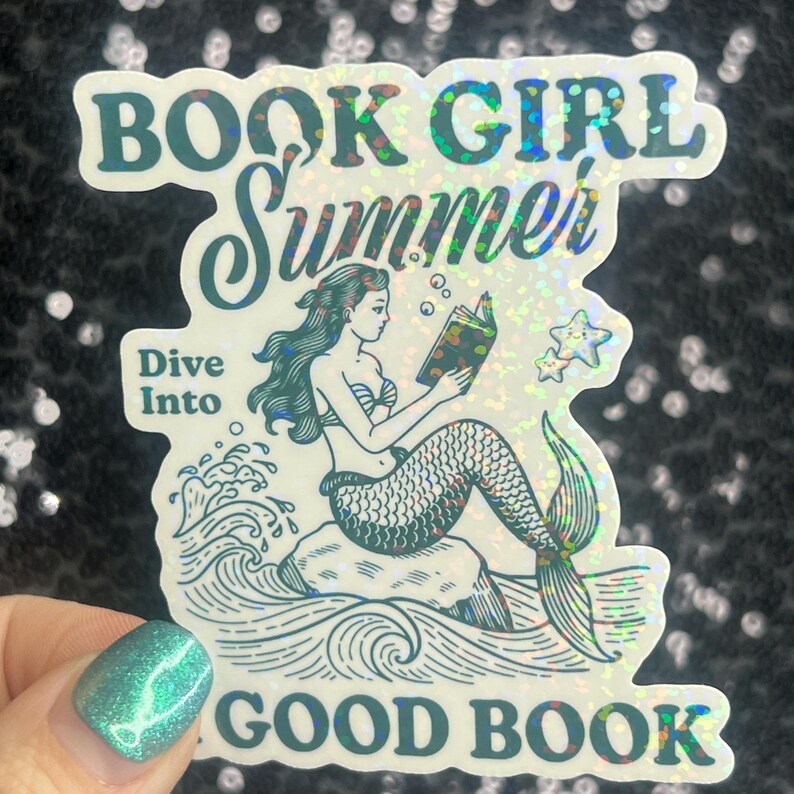 Może przedstawiać: Holograficzna naklejka z napisem "BOOK GIRL Summer" i "Dive Into GOOD BOOK". Naklejka przedstawia syrenę czytającą książkę siedzącą na skale, z falami i gwiazdami. Naklejka ma błyszczące, iryzujące wykończenie.