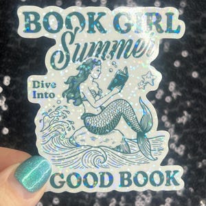 Może przedstawiać: Holograficzna naklejka z turkusową syreną czytającą książkę. Widnieje napis "BOOK GIRL Summer" i "Dive Into GOOD BOOK". Syrena ma rybi ogon i długie włosy. Naklejka ma błyszczące, opalizujące wykończenie.