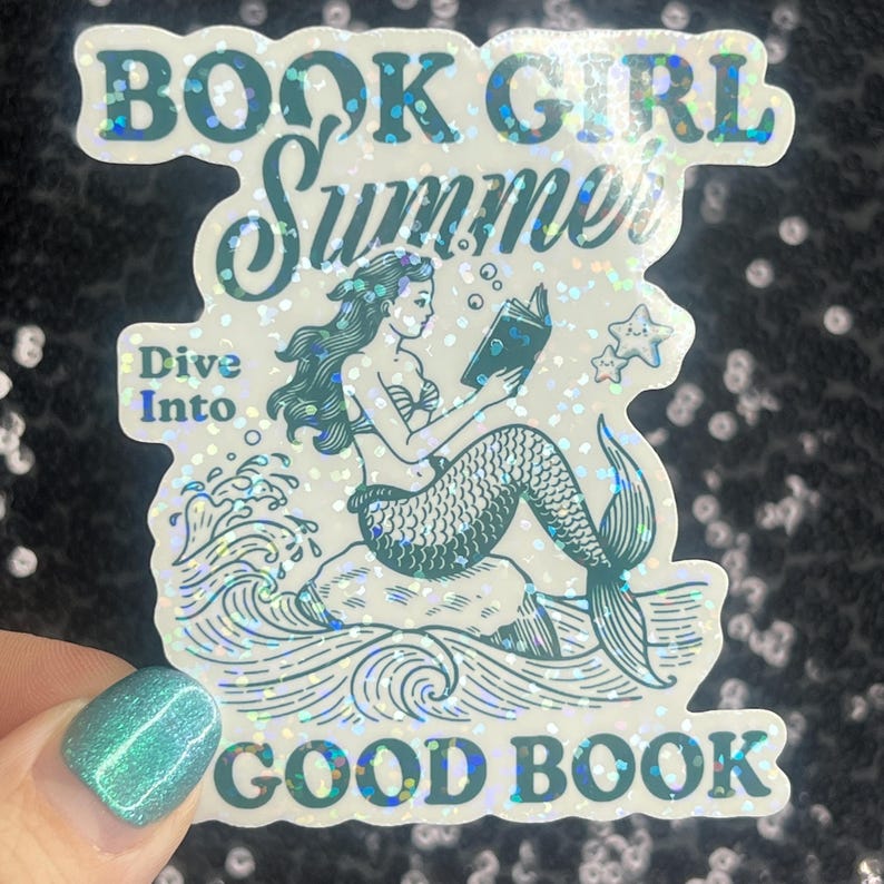 Może przedstawiać: Holograficzna naklejka z turkusową syreną czytającą książkę. Widnieje napis "BOOK GIRL Summer" i "Dive Into GOOD BOOK". Syrena ma rybi ogon i długie włosy. Naklejka ma błyszczące, opalizujące wykończenie.