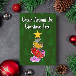 Crocin' autour de l'arbre de Noël Croc Pun Carte de Noël | Carte de Noël Funny Pun, Carte de Noël Punny, Carte de Noël Croc, Carte de Noël