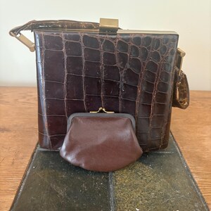 Bolso de mano vintage de piel de serpiente marrón Revita Exact Match de los años 60 con herrajes dorados y monedero de cuero