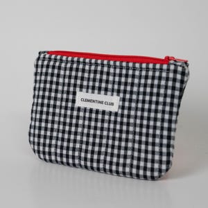 Bolsa pequeña acolchada hecha a mano con cremallera de 6 x 4 pulgadas con cuadros vichy en blanco y negro y cremallera roja