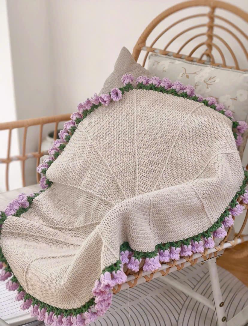 完成したかぎ針編みの花束ブランケット - ブランケットを折って