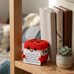 Cubo de ganchillo positivo TNT: decoración de escritorio hecha a mano inspirada en amigurumis, regalo motivacional de píxeles para gamers.