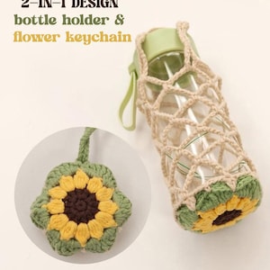 Puede incluir: Una botella de agua transparente en un soporte de ganchillo beige con tapa y correa verdes. También se incluye un llavero de girasol de ganchillo. El texto dice: "2-IN-1 DESIGN portabotellas y llavero de flores."