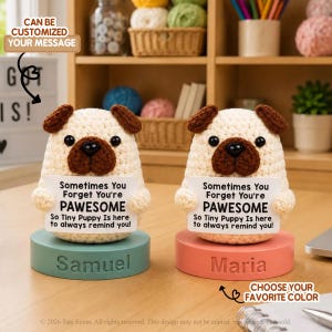 Puede incluir: Dos figuras de cachorros de ganchillo con cuerpos color crema y orejas y hocicos marrones. Cada uno sostiene un cartel blanco que dice: Sometimes You Forget You're PAWESOME So Tiny Puppy Is here to always remind you! Sobre bases circulares.